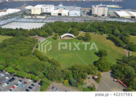 千葉ポートタワーから見る千葉ポートパーク、芝生広場のステージと周辺景色 42257561