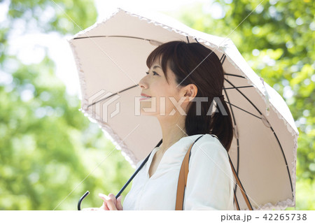 日傘をさす女性 42265738