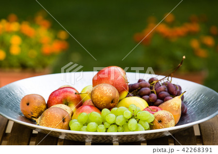 Fruit in a bowl - apples, pears and grapes 42268391