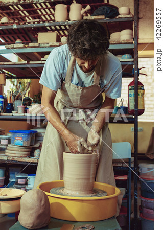 Creating a jar or vase of white clay close-up. Master crock. 42269557