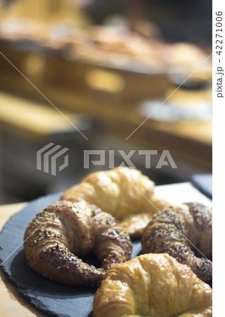 Croissants in bakery bread shop Croissants in bakery bread shop 42271006
