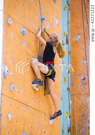 little girl climbing up the wall 42271222