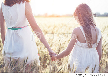 mother with daughter in a wheat field 42271474