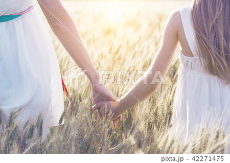 mother with daughter in a wheat field 42271475