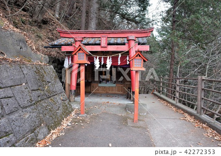 日本のナイアガラの滝と呼ばれる群馬県の吹割の滝の神社入り口 42272353