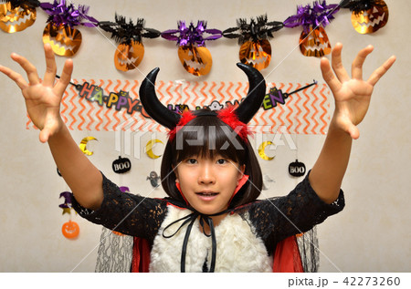 ハロウィンパーティーを楽しむ女の子 42273260