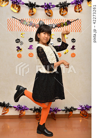 ハロウィンパーティーを楽しむ女の子 ハロウィンパーティーを楽しむ女の子 42273261