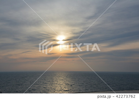 水平線に沈む夕日 42273762