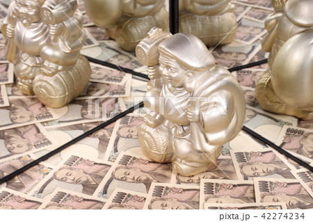 鏡に映る一万円札と大黒様 42274234