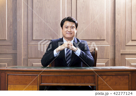 ビジネスマン 社長 笑顔 42277124