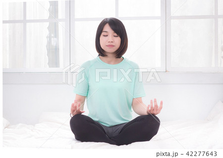 瞑想する 瞑想 座禅 42277643