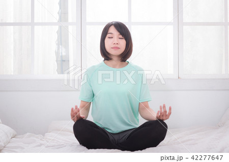 瞑想する 瞑想 座禅 42277647