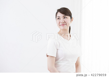 白衣の女性 42279059