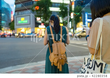 Woman using smartphone in the city 42280358