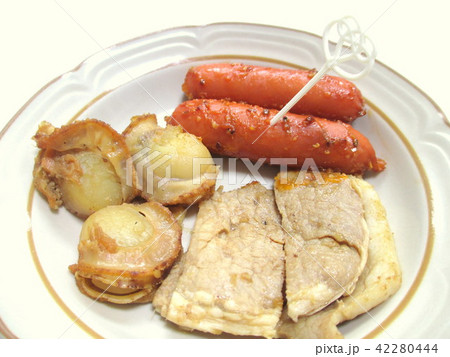 簡単おつまみ3品(ウインナー、豚焼肉、ホタテのバター醤油炒め) 簡単おつまみ3品(ウインナー、豚焼肉、ホタテのバター醤油炒め) 42280444
