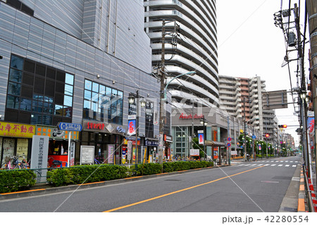 荒川区町屋駅前付近、尾竹橋通り宮地交差点方面を望む 42280554