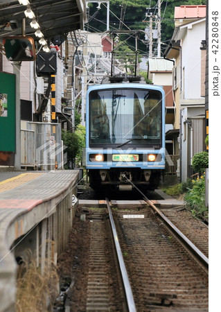 腰越駅に到着する江ノ電 42280848