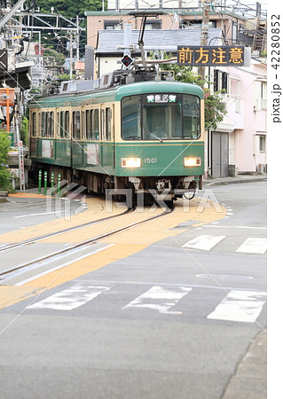 腰越駅を出発して路面走行に入る江ノ電（前方注意表示、車なし） 42280852