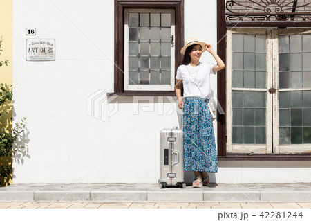 一人旅の若い女性 42281244