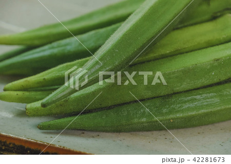 raw okra 42281673