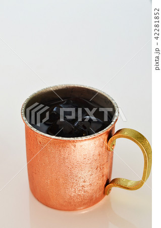 キンキンに冷えたアイスコーヒー 42281852