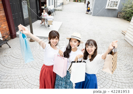 友人とショッピングをする若い女性 友人とショッピングをする若い女性 42281953