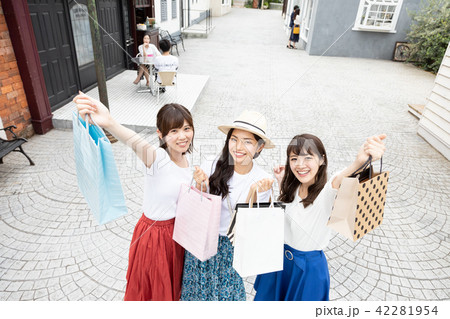 友人とショッピングをする若い女性 友人とショッピングをする若い女性 42281954
