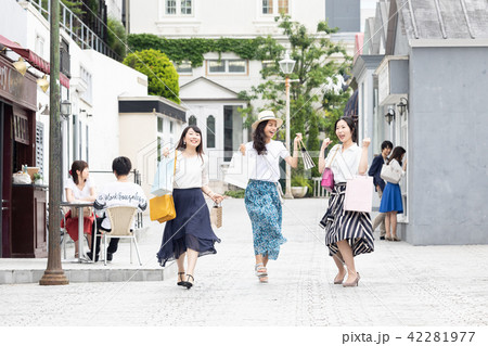 友人とショッピングをする若い女性 42281977