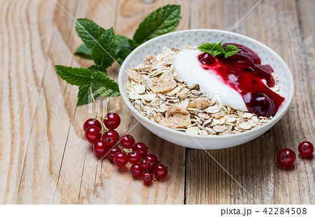 Red fruit jelly Muesli with yoghurt and oatmeal Red fruit jelly Muesli with yoghurt and oatmeal 42284508