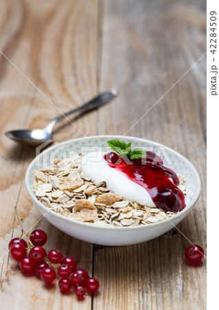 Red fruit jelly Muesli with yoghurt and oatmeal Red fruit jelly Muesli with yoghurt and oatmeal 42284509