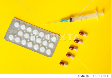 Blister with pills, capsules and a syringe  42285863