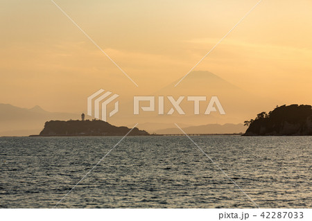 逗子マリーナから夕焼け富士山 42287033