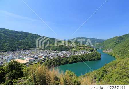 三好市池田町の街並と吉野川の池田湖、徳島自動車道の「池田へそっ湖大橋」 42287141