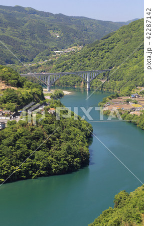 三好市池田町の吉野川の池田湖と徳島自動車道の「池田へそっ湖大橋」 三好市池田町の吉野川の池田湖と徳島自動車道の「池田へそっ湖大橋」 42287142