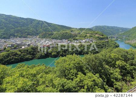 三好市池田町の街並と吉野川の池田湖、徳島自動車道の「池田へそっ湖大橋」 42287144