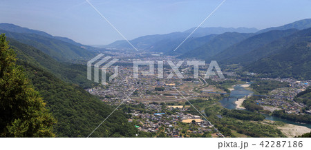 三好市池田町から東みよし町、徳島市方向を見る。（中央構造線に沿って東行する吉野川） 42287186