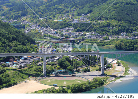 三好市池田町、吉野川の池田湖と徳島自動車道の「池田へそっ湖大橋」、国道32号線の池田大橋 三好市池田町、吉野川の池田湖と徳島自動車道の「池田へそっ湖大橋」、国道32号線の池田大橋 42287195