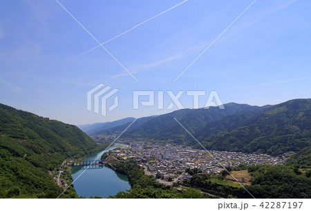 三好市池田町の市街地と中央構造線に沿って東行する吉野川、池田ダムと池田湖 42287197