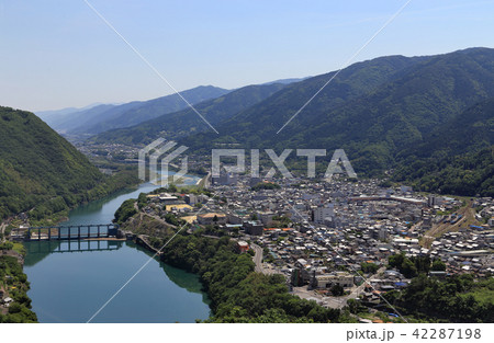 三好市池田町の市街地と中央構造線に沿って東行する吉野川、池田ダムと池田湖 三好市池田町の市街地と中央構造線に沿って東行する吉野川、池田ダムと池田湖 42287198