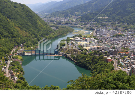 三好市池田町の市街地と中央構造線に沿って東行する吉野川、池田ダムと池田湖 42287200