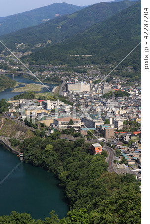 三好市池田町の市街地（県立池田高・市立池田中学・市立池田小・県立三好病院・吉野川） 42287204