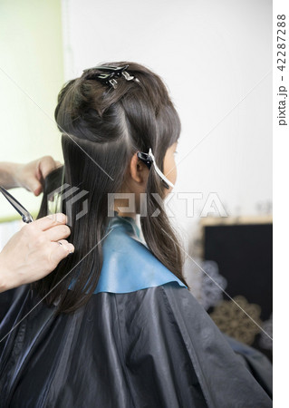 美容院で髪の毛をカットしてもらう小学生 美容院で髪の毛をカットしてもらう小学生 42287288