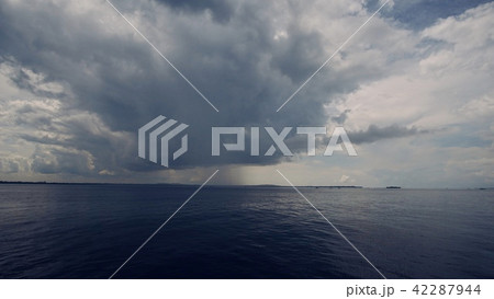海 雲 にわか雨 42287944