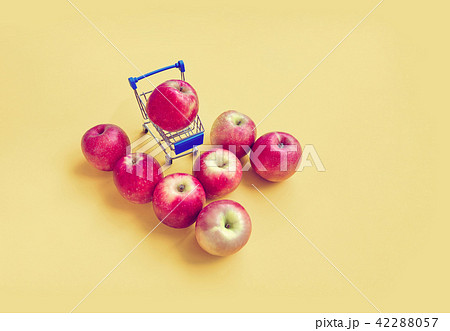 Apples, Shopping cart instagram style, copy space 42288057