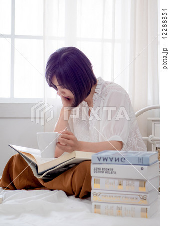 beautiful woman reading a book in morning 42288354