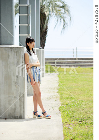 笑顔でポーズの可愛い女性 笑顔でポーズの可愛い女性 42288558