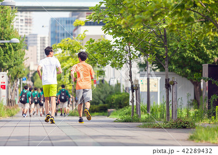 ジョギング 若い男性 ランニング 後ろ姿 42289432