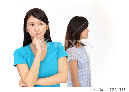 喧嘩をする女性 42291533