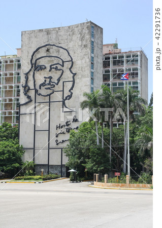 A huge Bas-relief of Ernesto Che Guevara on a building in Havana 42291736