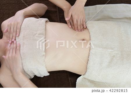 ボディマッサージを受ける女性 42292815